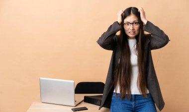 İş yerindeki Çinli iş kadını gergin jest yapıyor.