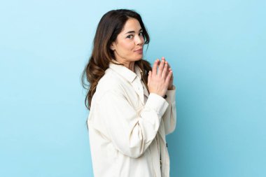 Aşırı izole edilmiş bir kadın bir şeyler planlıyor.