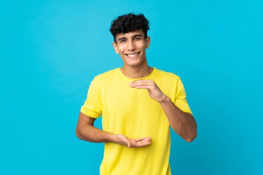 Arka planda izole edilmiş genç Arjantinli bir adam, bir ilan vermek için...