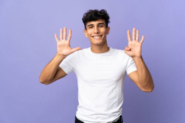 Arjantinli genç adam arka planda tecrit edilmiş. Parmakları olan dokuz kişi.