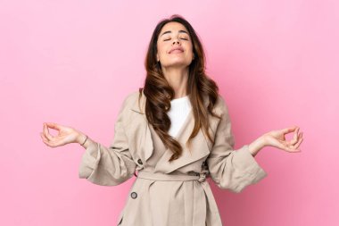 Zen pozunda izole edilmiş bir kadın.