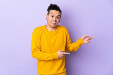 İzole edilmiş geçmişi olan beyaz bir adam şaşırmış ve işaret ediyor.