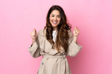 Tecrit edilmiş bir kadın galibiyeti kutluyor.