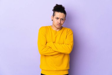 Mutsuz bir ifadeyle tecrit edilmiş beyaz bir adam.