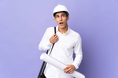 Genç mimar arka planda izole edilmiş yukarı bakıyor ve şaşırmış bir ifadeyle