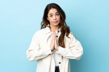 Tecrit edilmiş bir geçmişi olan kadın avuç içlerini bir arada tutar. İnsan bir şey ister.