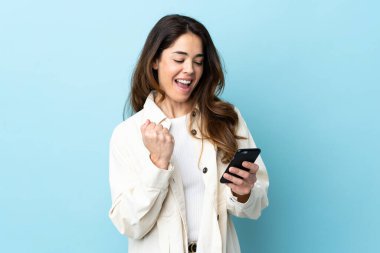 Galibiyet pozisyonunda telefonla izole edilmiş bir kadın.