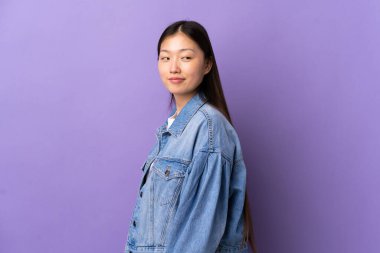 Mor bir geçmişi olan genç bir Çinli kız. Portre