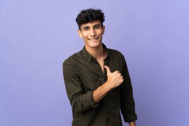 Arjantinli genç adam gururlu ve kendinden memnun.