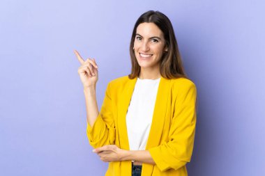 Tecrit edilmiş, mutlu ve dik kafalı genç beyaz kadın.