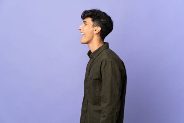 Arjantinli genç adam arka planda izole edilmiş.
