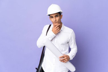 Genç mimar arka planda izole edilmiş düşünüyor.