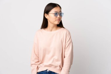 Soyutlanmış beyaz bir geçmişi olan genç bir Çinli kız. Portre