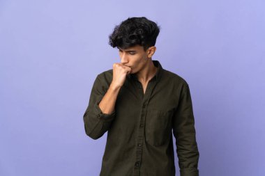 Arjantinli genç adam arka planda izole edilmiş.