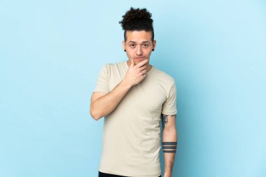 Tecrit edilmiş geçmişi olan beyaz bir adam.