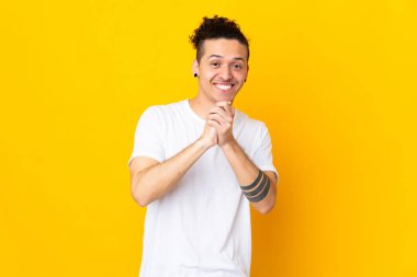 Kafkasyalı adam izole edilmiş arka planda gülüyor.