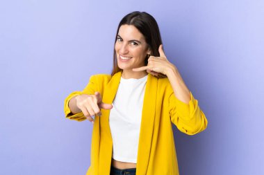 Kafkas kökenli genç bir kadın izole edilmiş bir şekilde telefon hareketinde bulunuyor ve ön tarafı işaret ediyor.