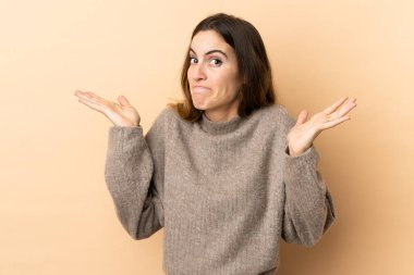 Tecrit edilmiş geçmişi olan beyaz bir kadın şüpheli hareketler yapıyor.