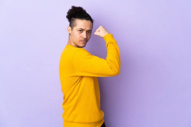 Tecrit edilmiş beyaz bir adam güçlü bir jest yapıyor.