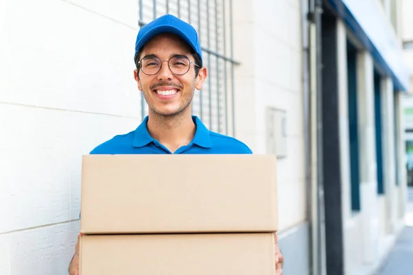 Joven Repartidor Aire Libre Sosteniendo Cajas Con Expresión Feliz — Foto de Stock