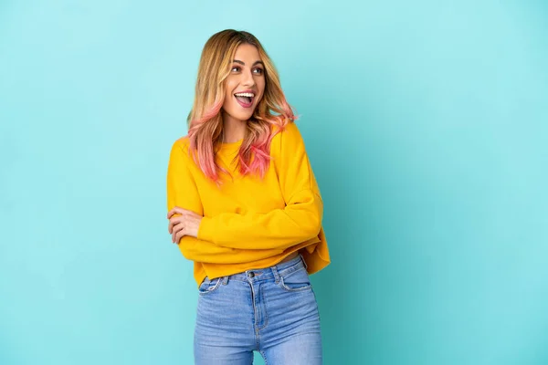 Jovem Mulher Sobre Isolado Fundo Azul Feliz Sorridente — Fotografia de Stock