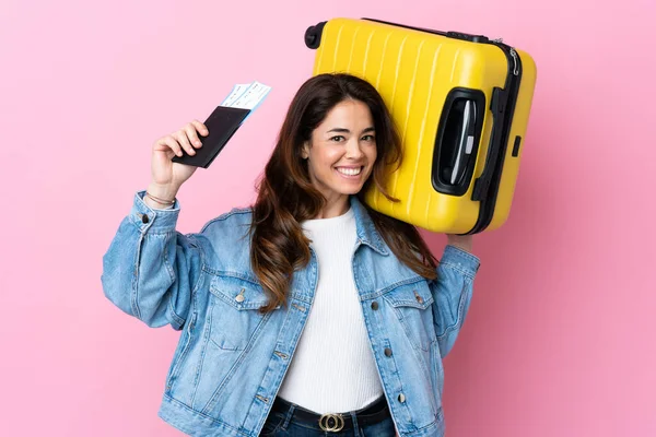 Frau Mit Koffer Und Pass Vor Blauem Hintergrund Urlaub — Stockfoto