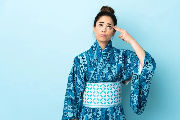 Mujer Usando Kimono Sobre Fondo Aislado Con Problemas Para Hacer —  Fotos de Stock