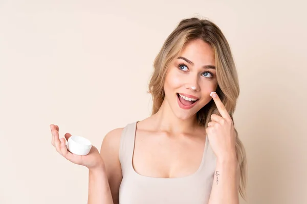 Adolescente Rubia Chica Con Crema Hidratante Sobre Fondo Aislado — Foto de Stock