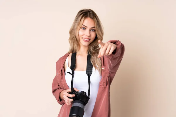 Jeune Fille Photographe Sur Fond Isolé Pointe Doigt Vers Vous — Photo