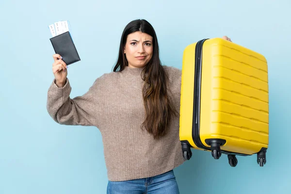 Jong Brunette Meisje Geïsoleerde Blauwe Achtergrond Ongelukkig Vakantie Met Koffer — Stockfoto