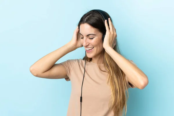 Νεαρή Καυκάσια Γυναίκα Απομονωμένη Ροζ Φόντο Ακούγοντας Μουσική — Φωτογραφία Αρχείου