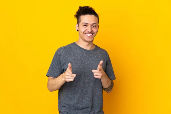 Hombre Caucásico Sobre Fondo Aislado Apuntando Hacia Frente Sonriendo — Foto de Stock