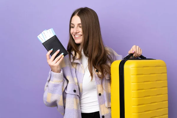 Jonge Blanke Vrouw Geïsoleerd Paarse Achtergrond Vakantie Met Koffer Paspoort — Stockfoto