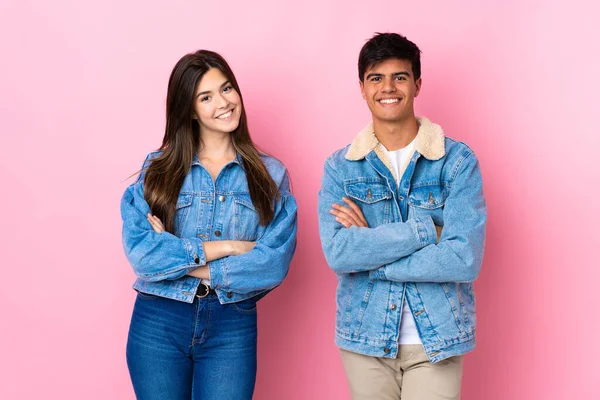 Junges Paar Auf Isoliertem Rosa Hintergrund Die Arme Frontaler Position — Stockfoto