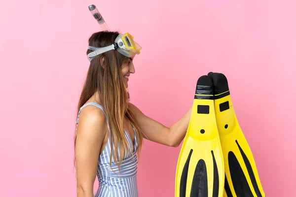 Mulher Caucasiana Jovem Segurando Barbatanas Óculos Mergulho Isolados Fundo Rosa — Fotografia de Stock