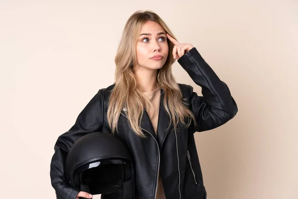 Chica Rusa Con Casco Moto Aislado Sobre Fondo Beige Que —  Fotos de Stock