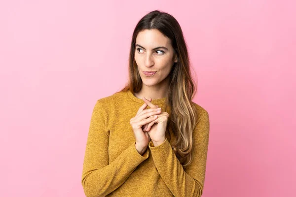 Mulher Caucasiana Jovem Isolado Fundo Rosa Planejando Algo — Fotografia de Stock