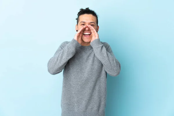 Homem Caucasiano Sobre Fundo Isolado Gritando Anunciando Algo — Fotografia de Stock