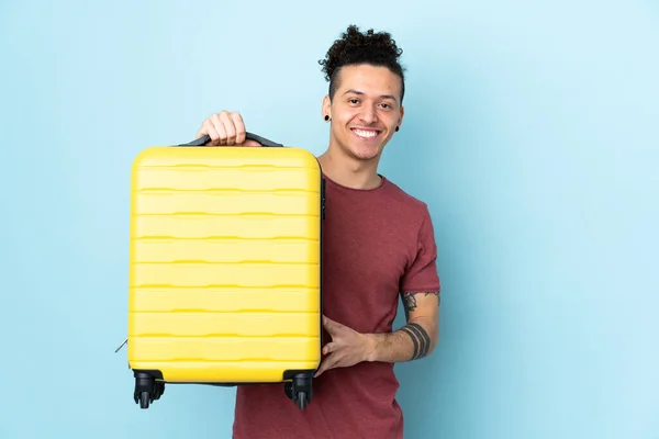 Uomo Caucasico Isolato Sfondo Blu Vacanza Con Valigia Viaggio — Foto Stock