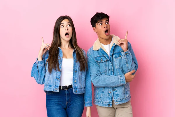 Casal Jovem Sobre Fundo Rosa Isolado Pensando Uma Ideia Apontando — Fotografia de Stock