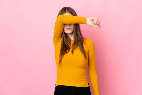 Mujer Joven Caucásica Aislada Sobre Fondo Rosa Cubriendo Los Ojos — Foto de Stock