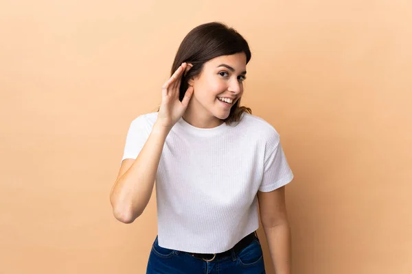 Adolescente Brasileña Sobre Fondo Aislado Escuchando Algo Poniendo Mano Oreja — Foto de Stock