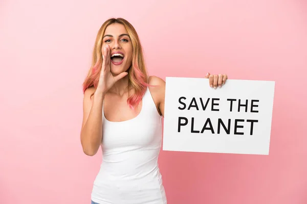 一位年轻女子 身披粉色背景 手持标语牌 高喊着 拯救地球 — 图库照片