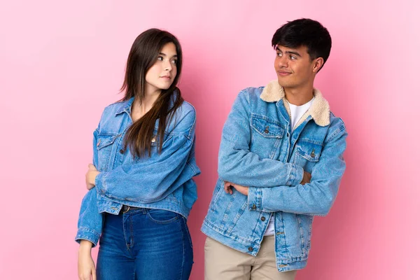 Young Couple Isolated Pink Background Looking Shoulder Smile — Stock Photo, Image