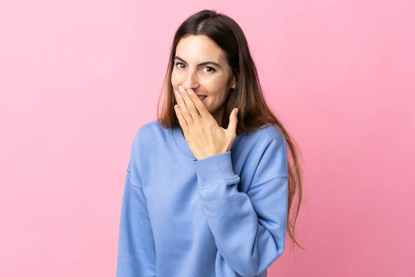 Joven Mujer Caucásica Aislada Sobre Fondo Rosa Feliz Sonriente Cubriendo —  Fotos de Stock