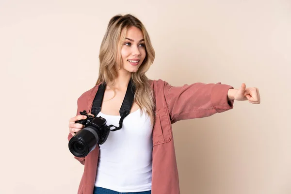 Jong Fotograaf Meisje Geïsoleerde Achtergrond Geven Een Duim Omhoog Gebaar — Stockfoto