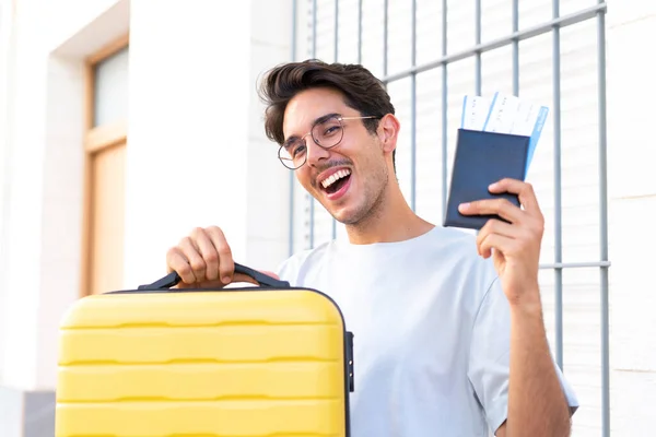 Jonge Kaukasische Man Buiten Vakantie Met Koffer Paspoort — Stockfoto