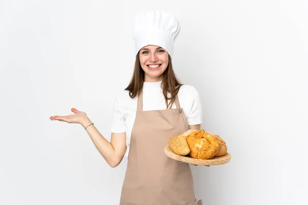 Mujer Joven Uniforme Chef Aislada Sobre Fondo Blanco Sosteniendo Espacio — Foto de Stock