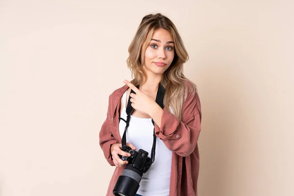 Jeune Fille Photographe Sur Fond Isolé Pointant Vers Les Latéraux — Photo
