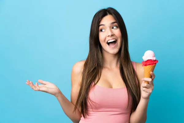 브라질의 소녀가 과놀라운 표정으로 아이스크림을 — 스톡 사진